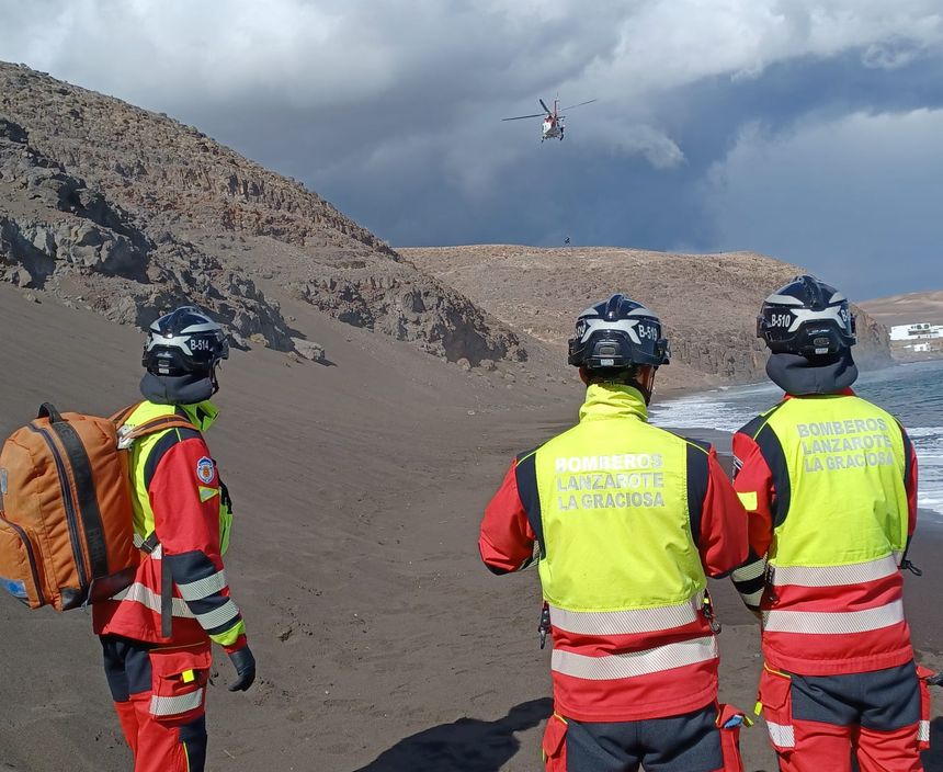 Los bomberos que accedieron al lugar observando cómo se marcha el helicóptero del GES