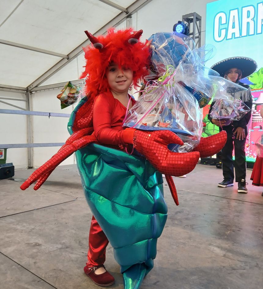 La ganadora del concurso con su logrado disfraz