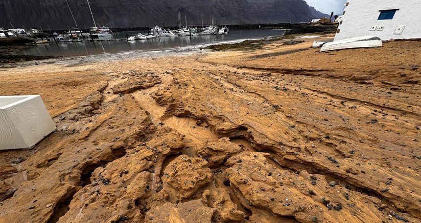 Así quedó el acceso este martes a la playa de entrada a La Graciosa por la caída de la lluvia.