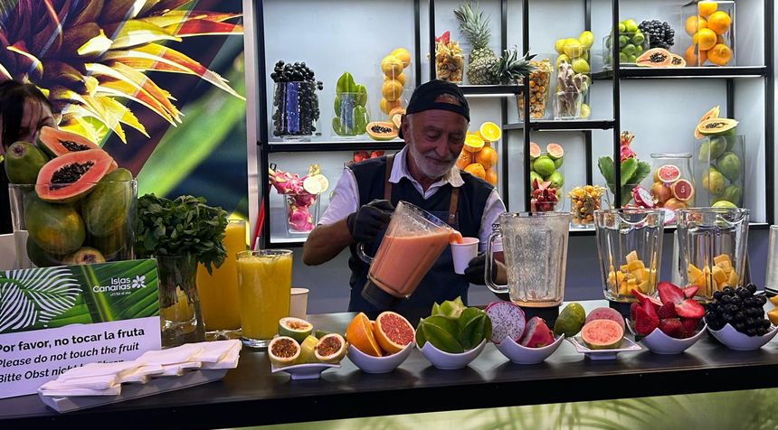 Puesto de zumos canarios habitual en las ferias turísticas.