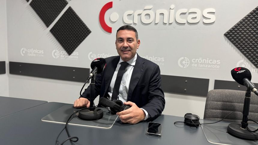 El presidente del Cabildo de Lanzarote antes de iniciar la entrevista en el estudio de Crónicas Radio durante su participación en el programa A Buena Hora con el periodista Alfonso Canales