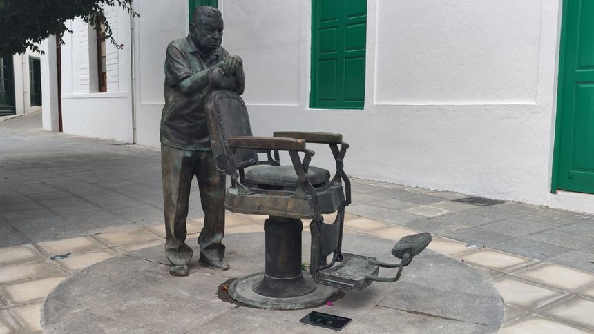 Escultura a Ladislao Rodríguez en Haría (1)