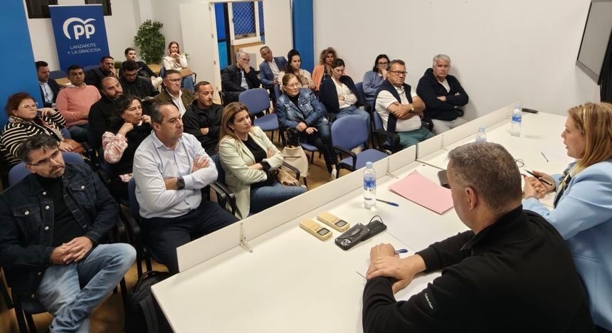 Imagen de la reunión presidida por Astrid Pérez y con Kiko Aparicio a su lado