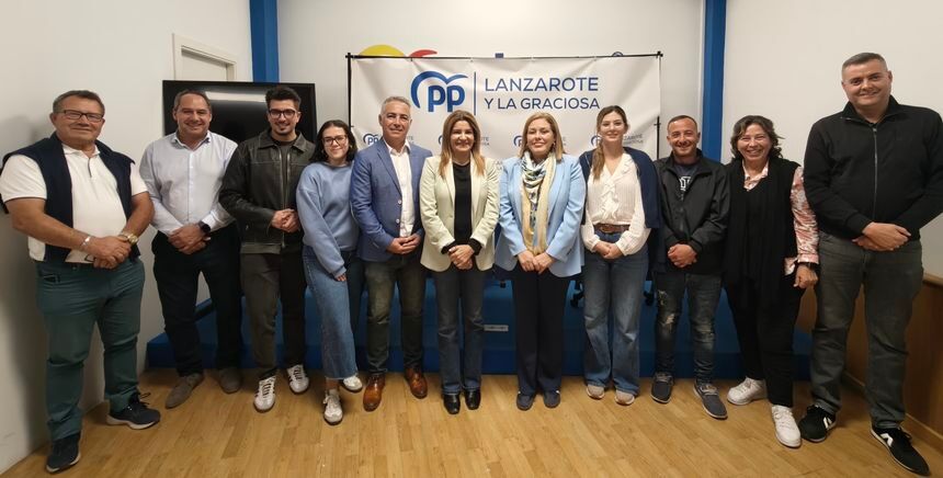 Astrid Pérez con los nuevos cargos orgánicos y con los presidentes de los Comités Locales a excepción de Ángel Vázquez que tenía un compromiso de los Centros