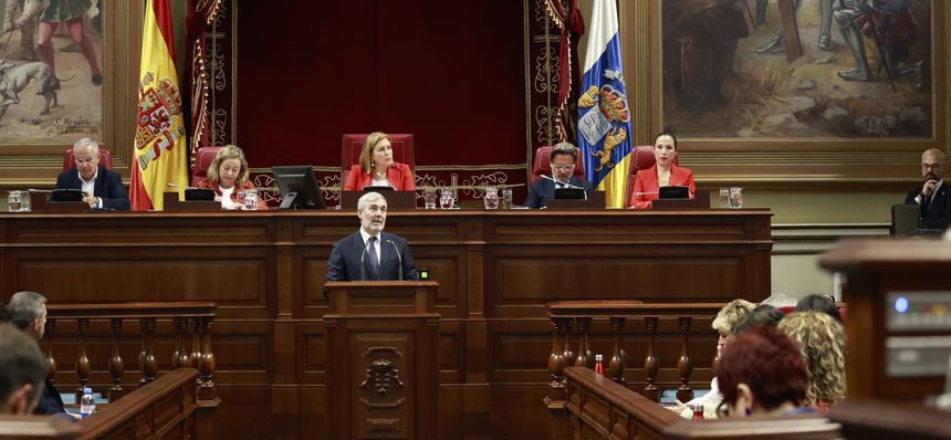 Clavijo durante su discurso con Ástrid Pérez presidiendo la sesión.