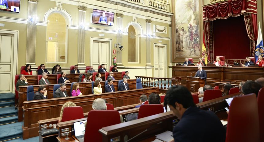 Los diputados siguiendo atentos el arranque del Debate sobre el Estado de la Nacionalidad Canaria.