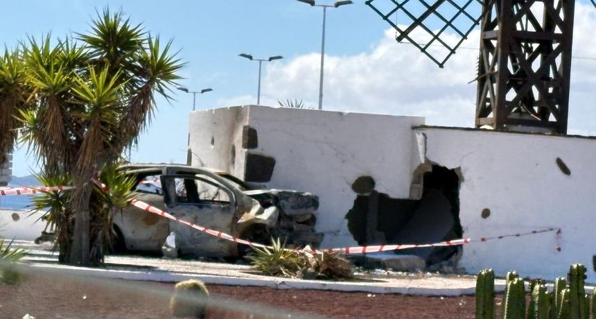 Así amaneció este sábado la rotonda totalmente destrozada y el vehículo calcinado