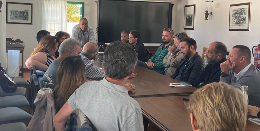 Ángel Vázquez en su encuentro con las representantes de las bodegas de Lanzarote.