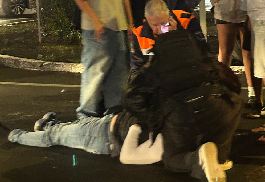 Momento de la asistencia al motorista herido