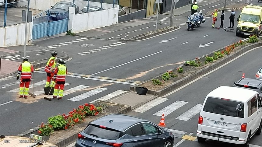 Los operarios limpiando con sepiolita el lugar del accidente