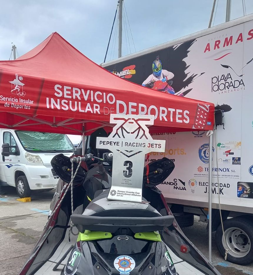 La nueva moto de Daniel Hernández luciendo el merecido trofeo.