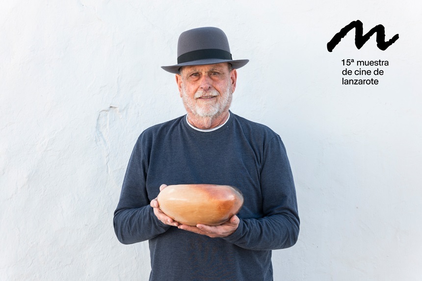 Juan Brito junto al premio de barro que se otorgará a a la mejor película de la Muestra de Cine de Lanzarote.