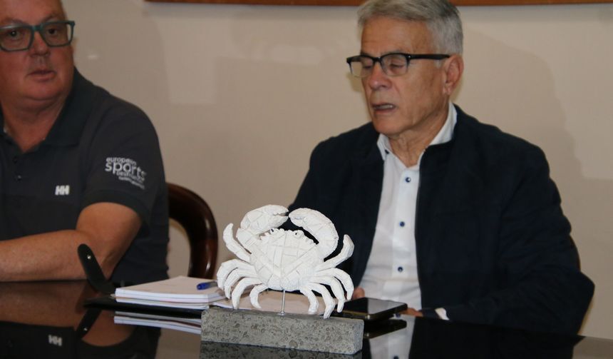 El trofeo no podía ser otra cosa que un cangrejo, que era como cariñosamente conocía a todo el mundo a Pedro de Armas.