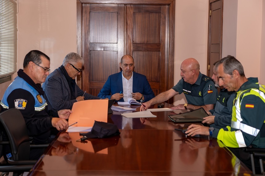 Pedro Viera y José Juan Cruz junto a representantes de la Policía Local y la Guardia Civil.