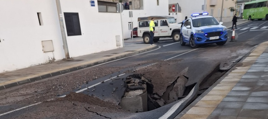 Nuevo socavón surgido en la calle Tenderete.