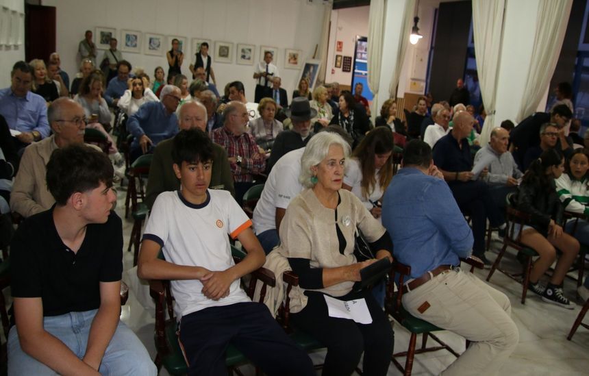 La mujer y los nietos siguieron atentos todo el acto