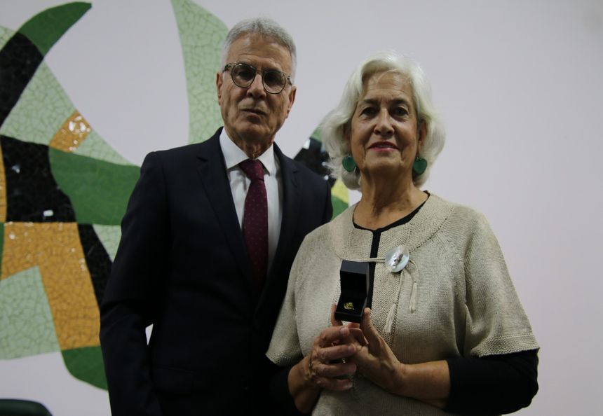 Julio Romero fue el encargado de entregar la insignia especial a la familia