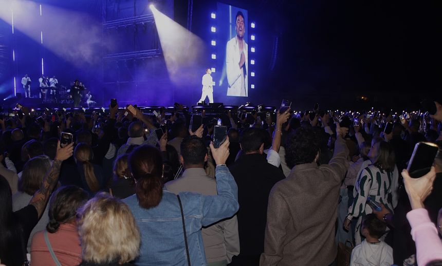La gente inmortalizó el concierto en sus móviles