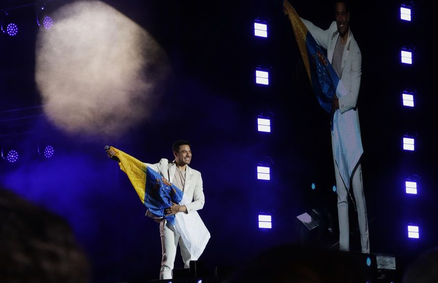 El cantante no dudó en salir al escenario con la bandera canaria