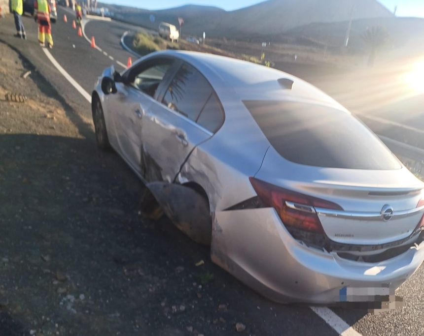 Así de destrozado quedó uno de los coches tras el golpe en el lateral
