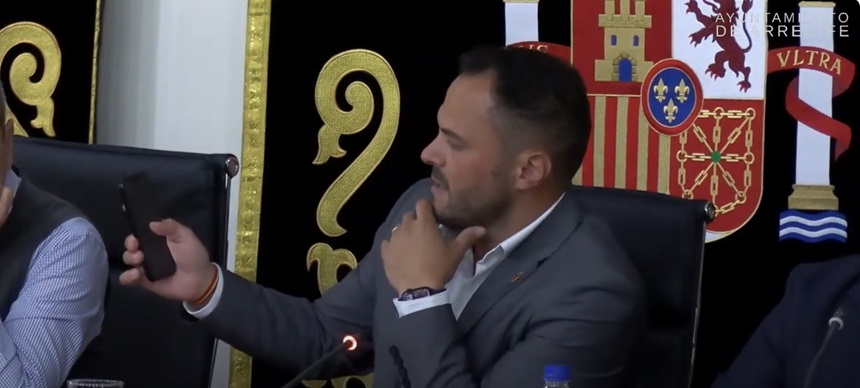 Yonathan de León haciendo referencia SIRI durante el pleno.