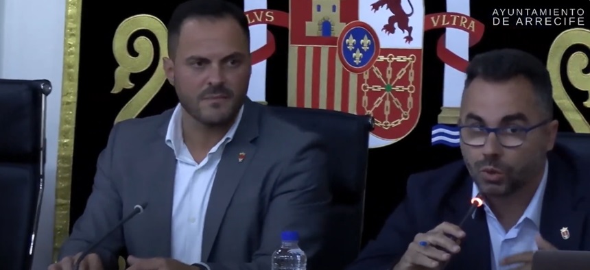 Yonathan de León y Jacobo Medina en el Ayuntamiento de Arrecife.