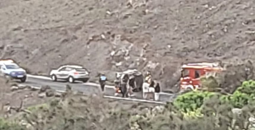 El conductor tuvo relativa suerte al no volcar en la otra parte de la carretera
