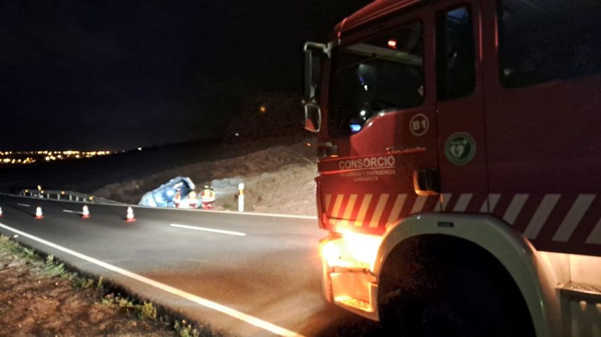 Los bomberos se desplazaron hasta San Bartolomé para ayudar en el accidente.