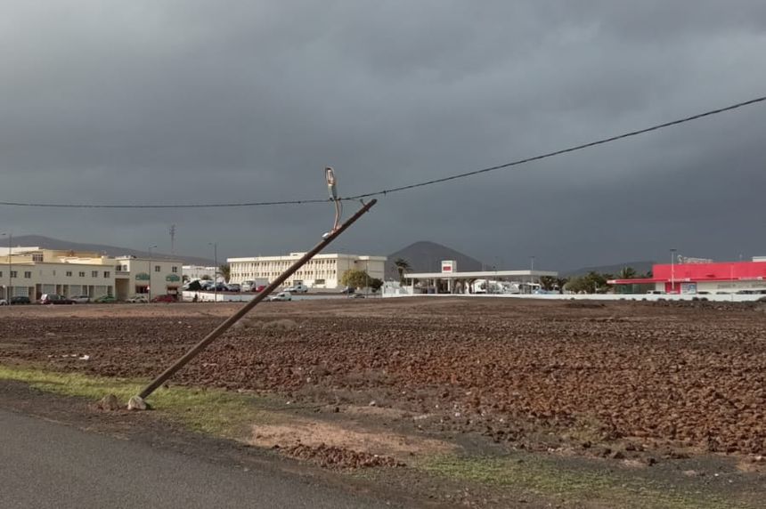 Uno de los postes de la luz que se ha caído en la zona de Altavista