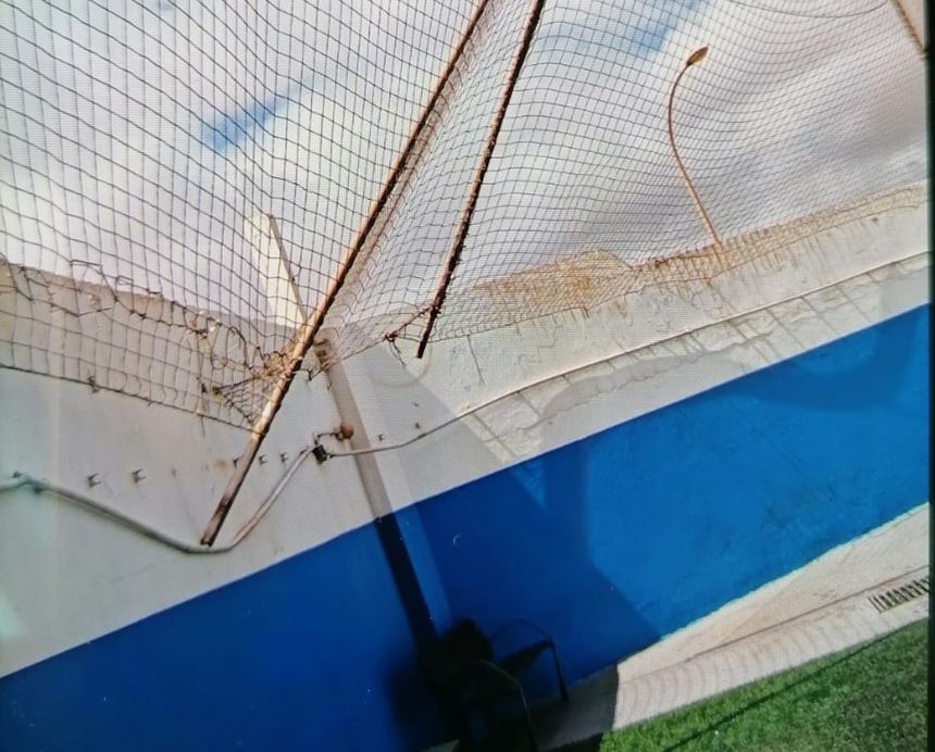 Vallado del campo de fútbol de Argana que también ha caído con el viento