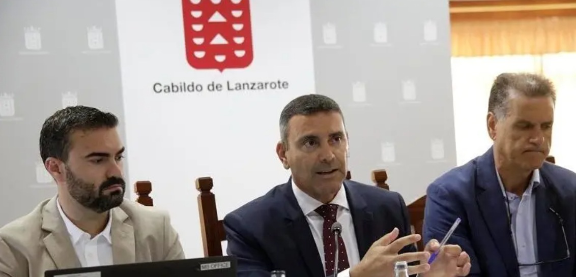 Oswaldo Betancort y Domingo Cejas con el gerente que estuvo con María Dolores Corujo en el Consorcio del Agua antes de que lo destituyeran de su puesto.