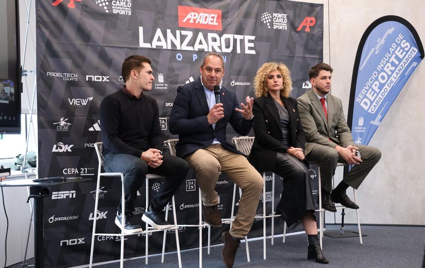 El consejero de Deportes, Juan Monzón, en un momento de la presentación de la prueba hablando sobre el éxito que tuvo el año anterior