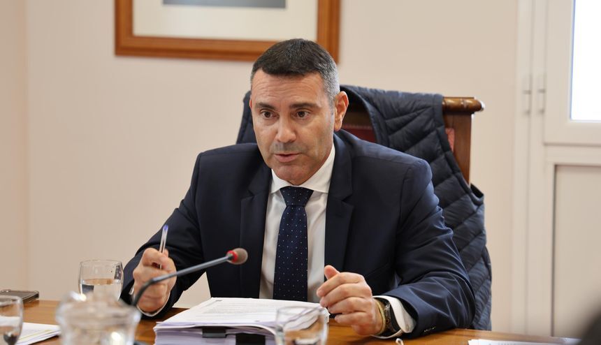 El presidente del Cabildo durante las explicaciones que ofreció a los integrantes de la Asamblea