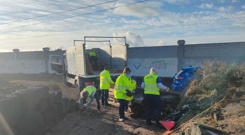 Los operarios municipales han limpiado la zona durante la mañana de este viernes.