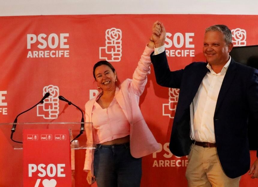 María Dolores Corujo levantando el brazo a su compañero en señal de victoria