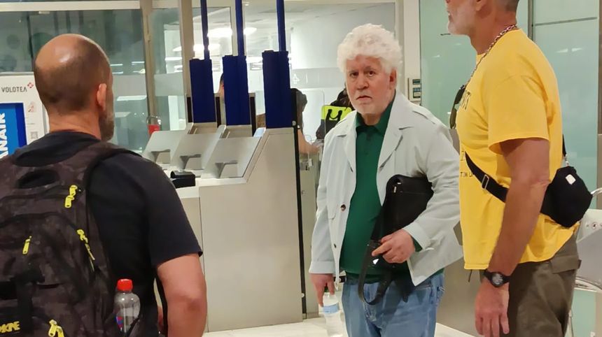 El director español más internacional se tuvo que marchar como el resto de pasajeros
