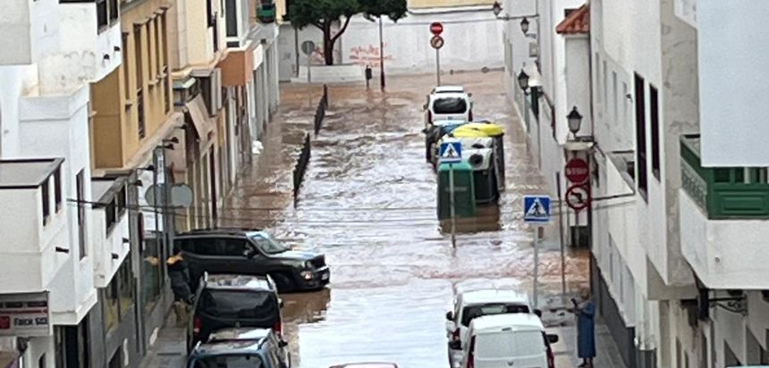Imagen de una calle de Arrecife totalmente inundada