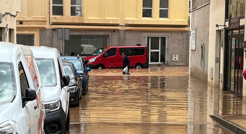 La gente caminando por Arrecife intentando llegar a sus casas con casi medio metro de agua por Arrecife