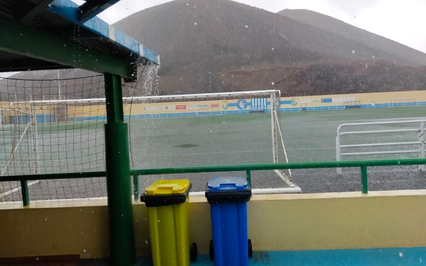 La falta de previsión hizo que muchos partidos se jugaran precisamente a la hora que comenzó la tromba de agua, como el de los cadetes del Tahíche y el Playa Honda. El campo en unos minutos se convirtió en una piscina
