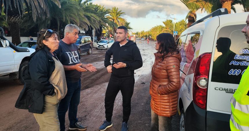 Oswaldo Betancort charlando con los representantes del Ayuntamiento de Teguise