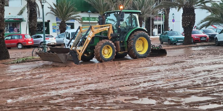 Los tractores han sido fundamentales para quitar las toneladas de barro que se han acumulado en las principales calles de Costa Teguise
