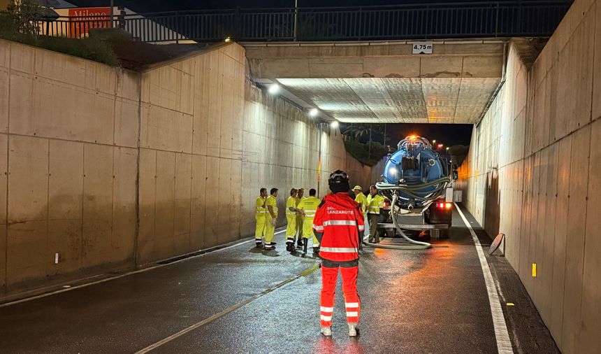 Imagen del momento en el que los bomberos y los operarios de desatascos han logrado liberar un puente en la LZ-20 que estaba totalmente colapsado