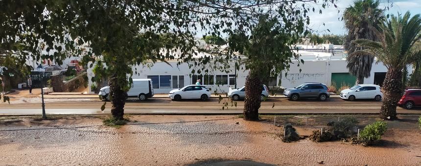 Imagen de Costa Teguise de este domingo a primera hora con los jardines llenos de barro y su carretera principal recuperando poco a poco su color original