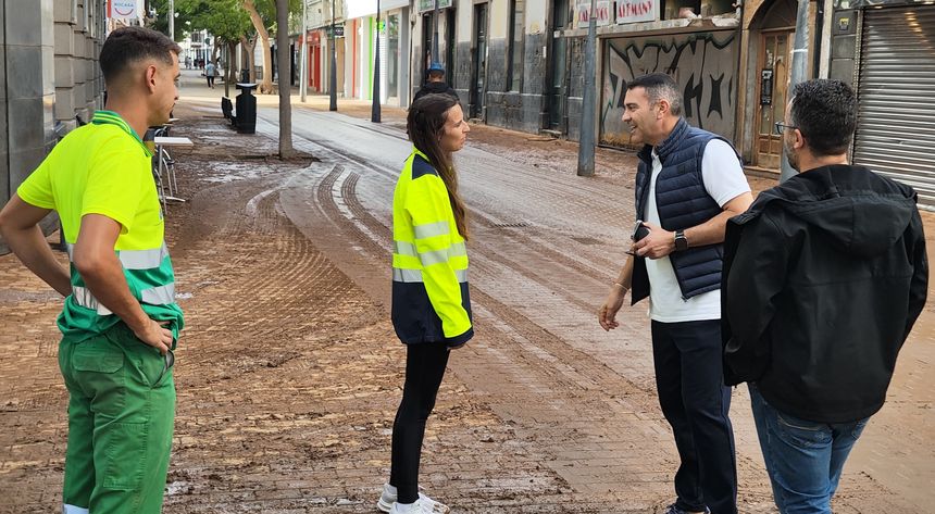 Oswaldo Betancort este domingo por la mañana charlando con los trabajadores de Urbaser