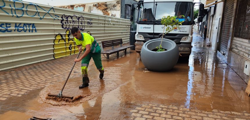 Un trabajador de Urbaser tratando de limpiar una de las calles del centro de Arrecife