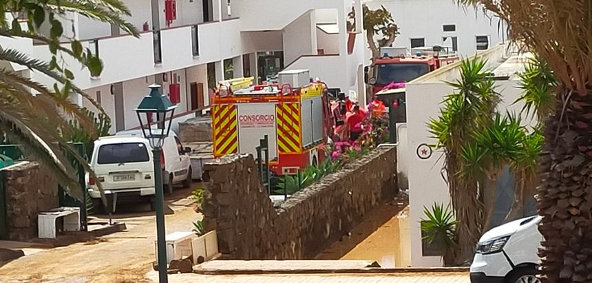Los bomberos seguían al mediodía de este domingo sacando agua de algunos hoteles de Costa Teguise,