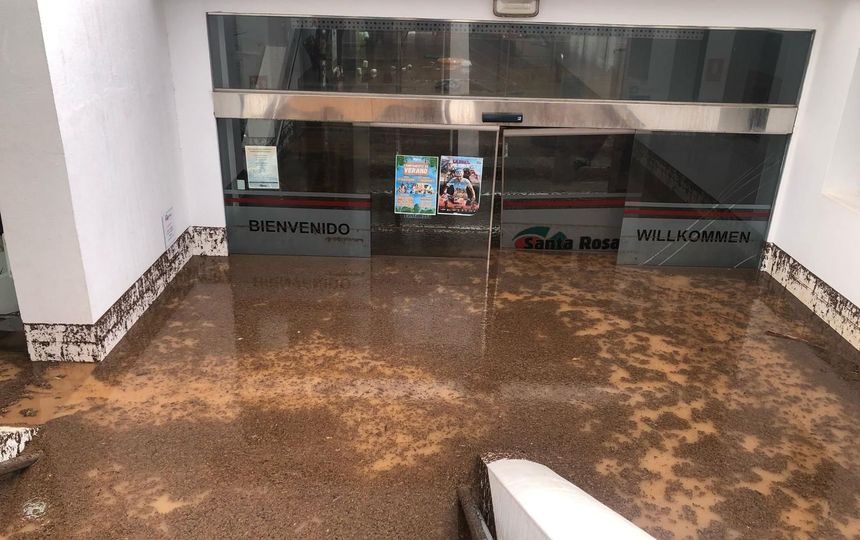 Imagen de cómo amaneció la entrada a un gimnasio de Costa Teguise