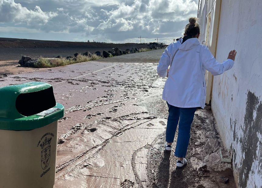 Una de las madres intentando llegar al campo de Argana atravesando el barro