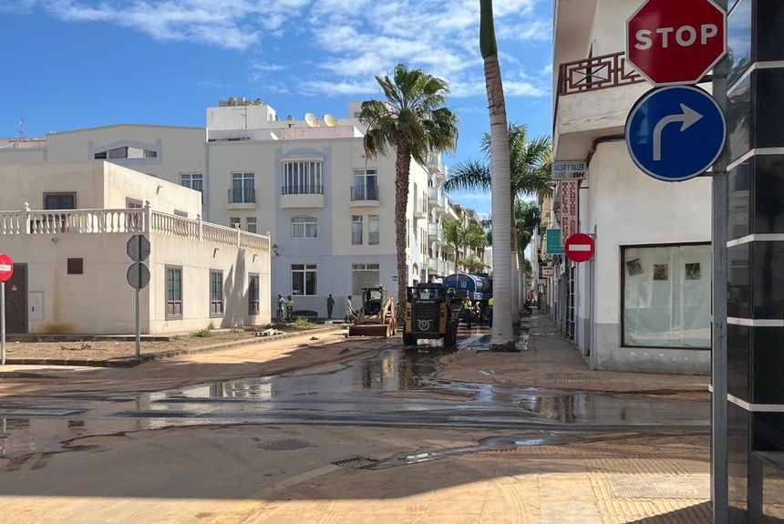 Los operarios tratando de achicar agua este lunes por la mañana en la calle Triana de Arrecife.