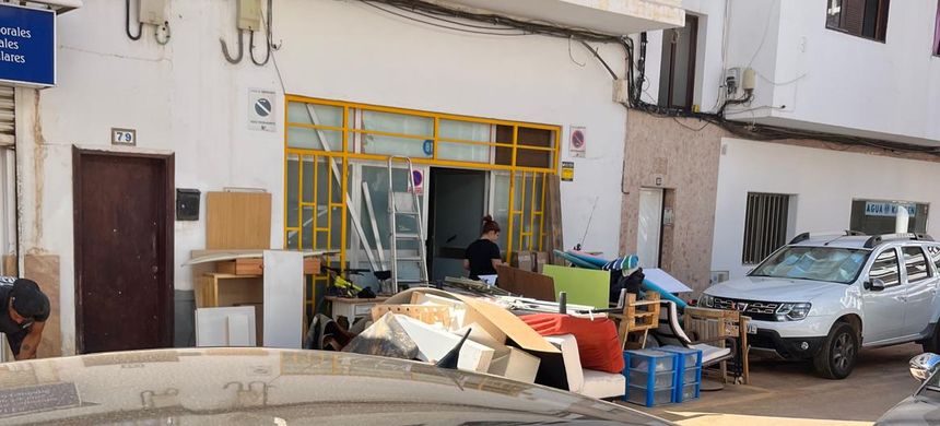 Vecinos de Arrecife este lunes tratando de limpiar sus casas y sus locales y de salvar lo que se pueda salvar.